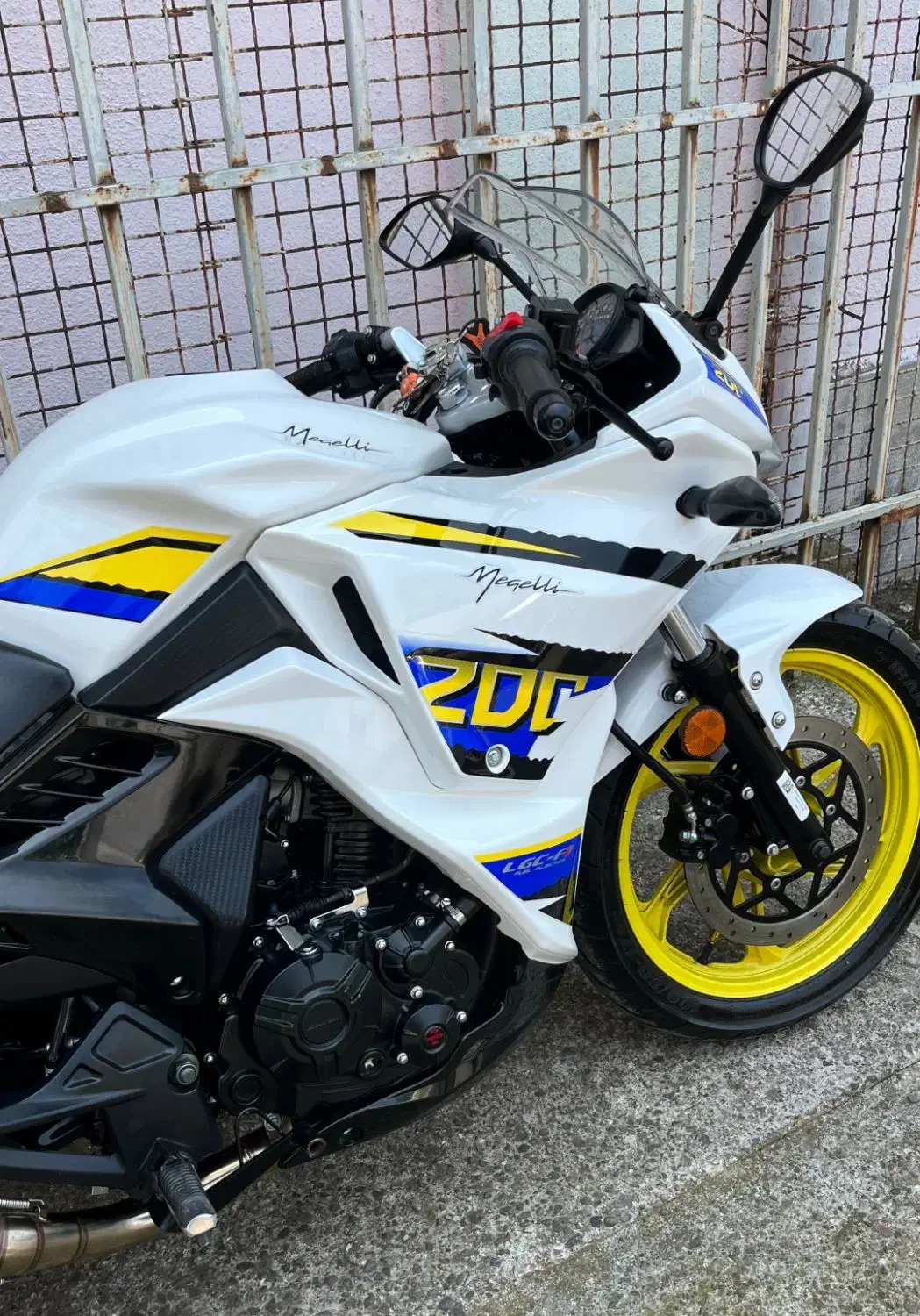 مگلی|موتورسیکلت|سنگر, |دیوار