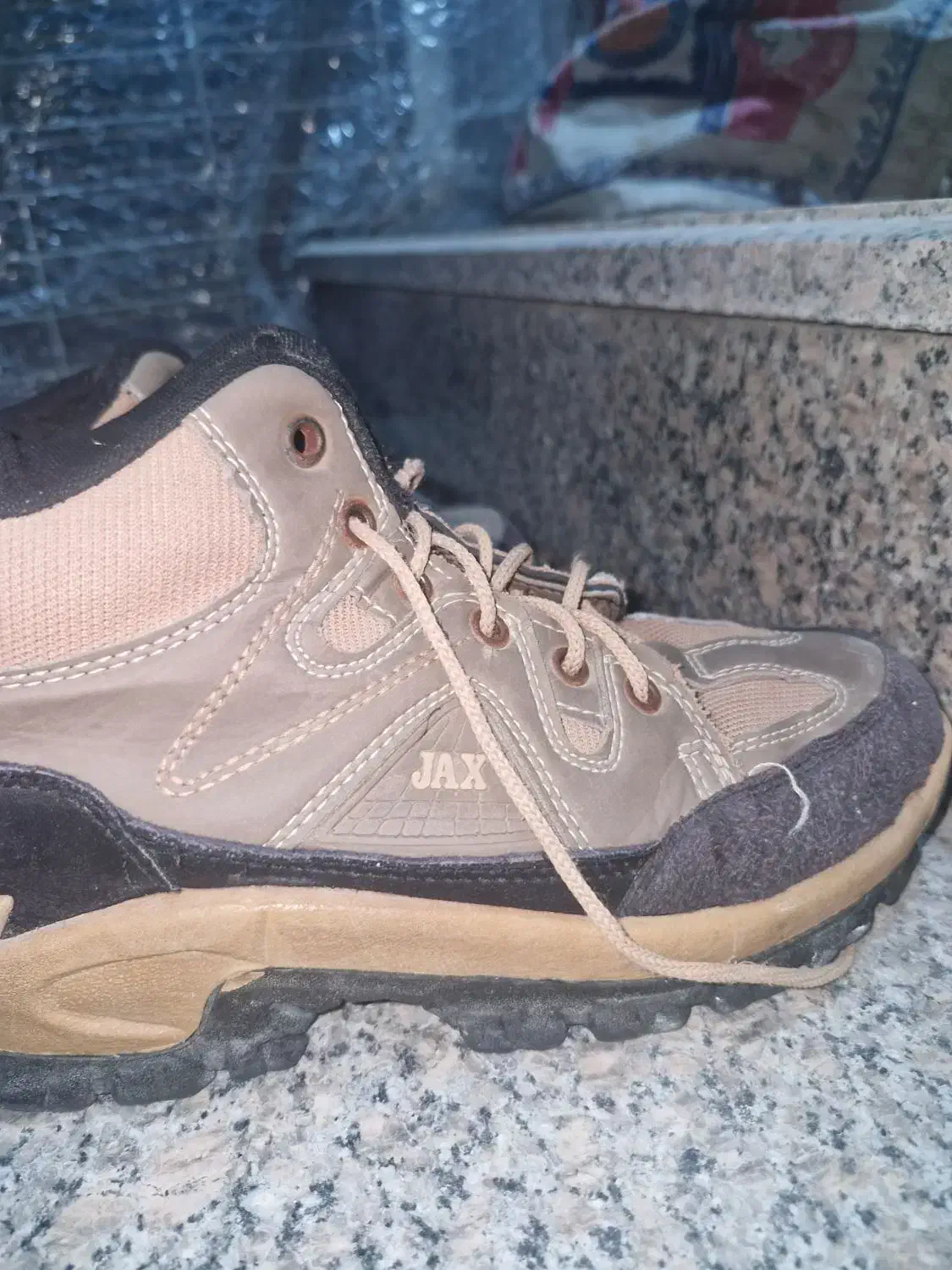 کفش کوهستانی|کیف، کفش، کمربند|دهدشت, |دیوار