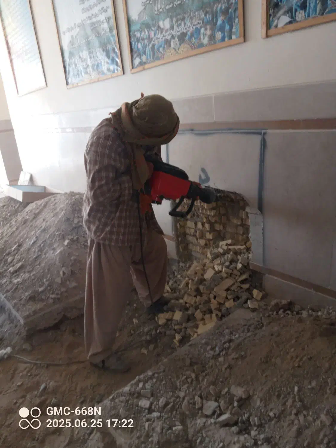 تخریب واستابنا کندهکاری کاشی وغیره فقط زنگ بزنی|خدمات پیشه و مهارت|زاهدان, |دیوار