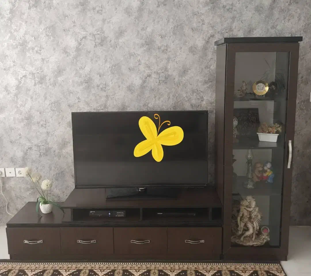 میز تلوزیون تمیز و مرتب|میز تلویزیون|صدرا-فارس, فاز ۱|دیوار