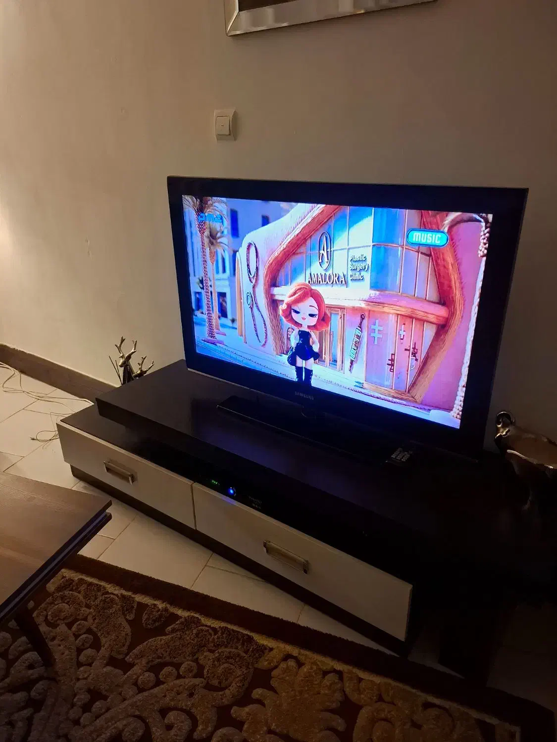 تلویزیون ۴۲ اینچ ال سی دی به همراه میز|تلویزیون و پروژکتور|رشت, علی آباد|دیوار