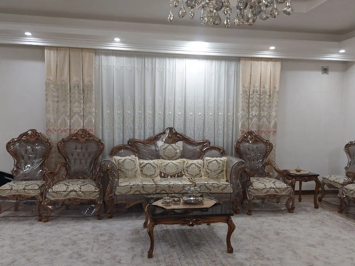 مبل 9 نفره سلطنتی نو و سالم|مبلمان خانگی و میز عسلی|مشکیندشت, |دیوار