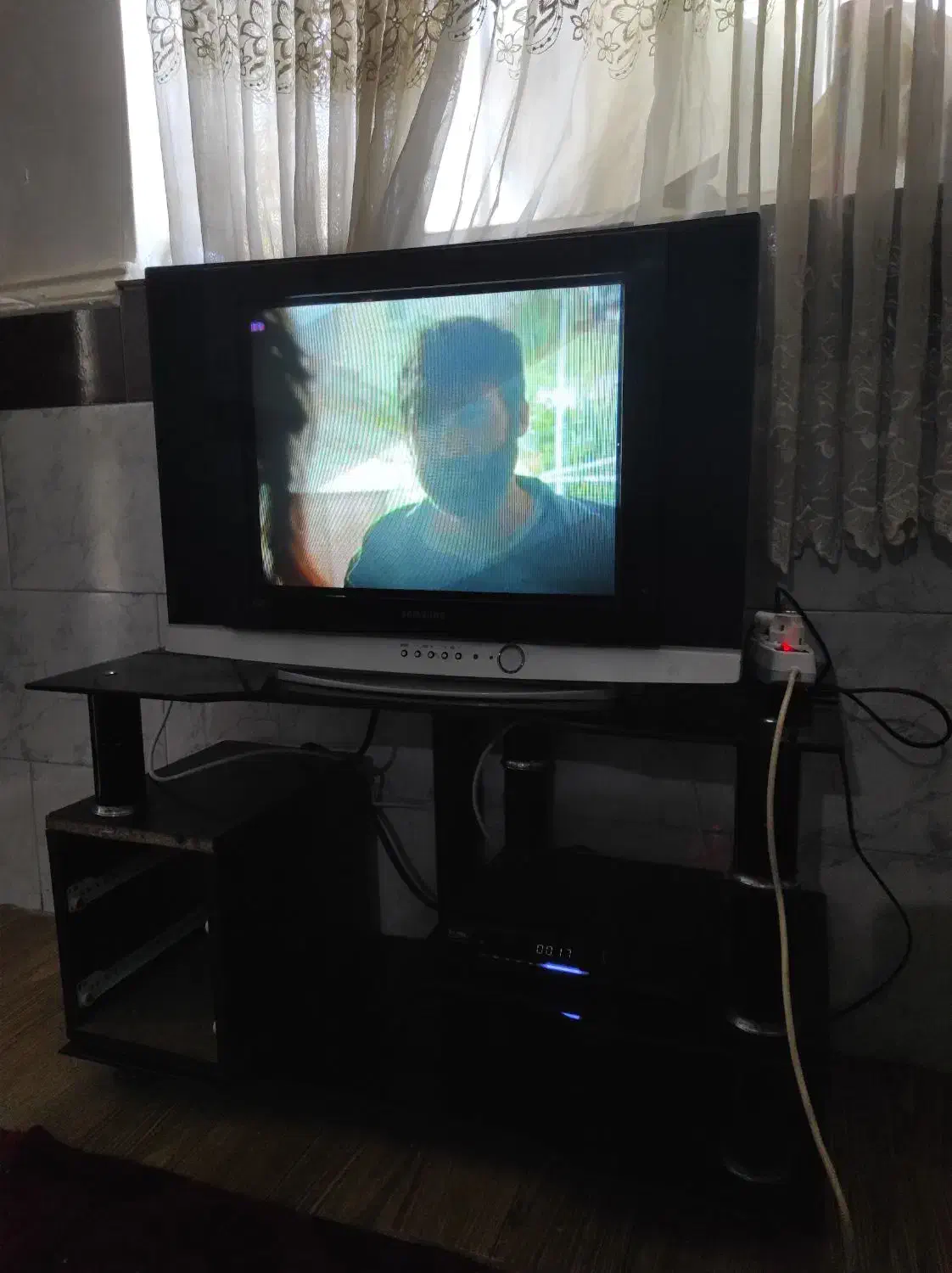 تلویزیون در حد نو با میزش|تلویزیون و پروژکتور|فاضل آباد, |دیوار