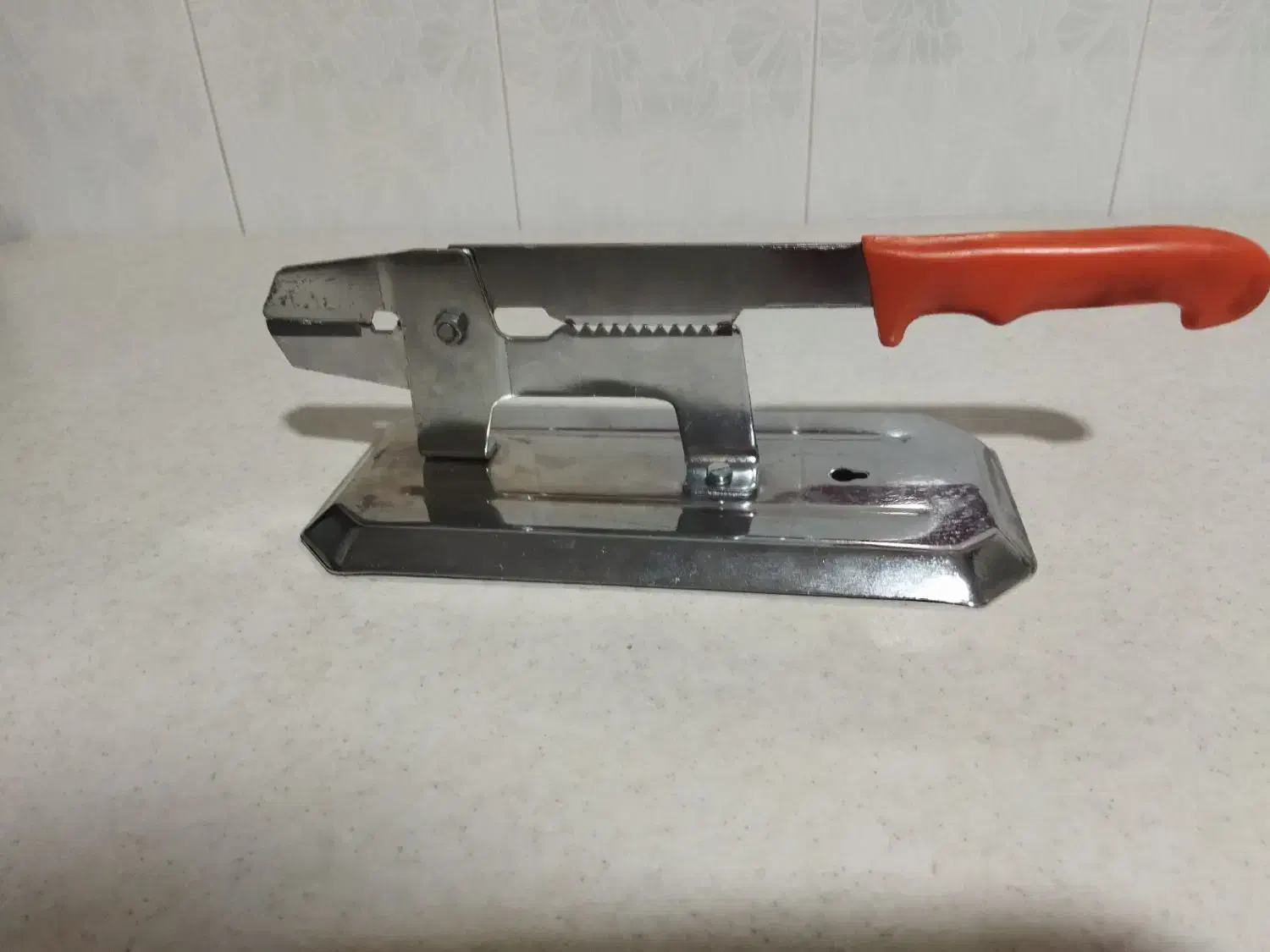 قندشکن قدیمی وگردوشکن قدیمی مربوط به چهل سال پیش|کلکسیون اشیاء عتیقه|لنگرود, |دیوار