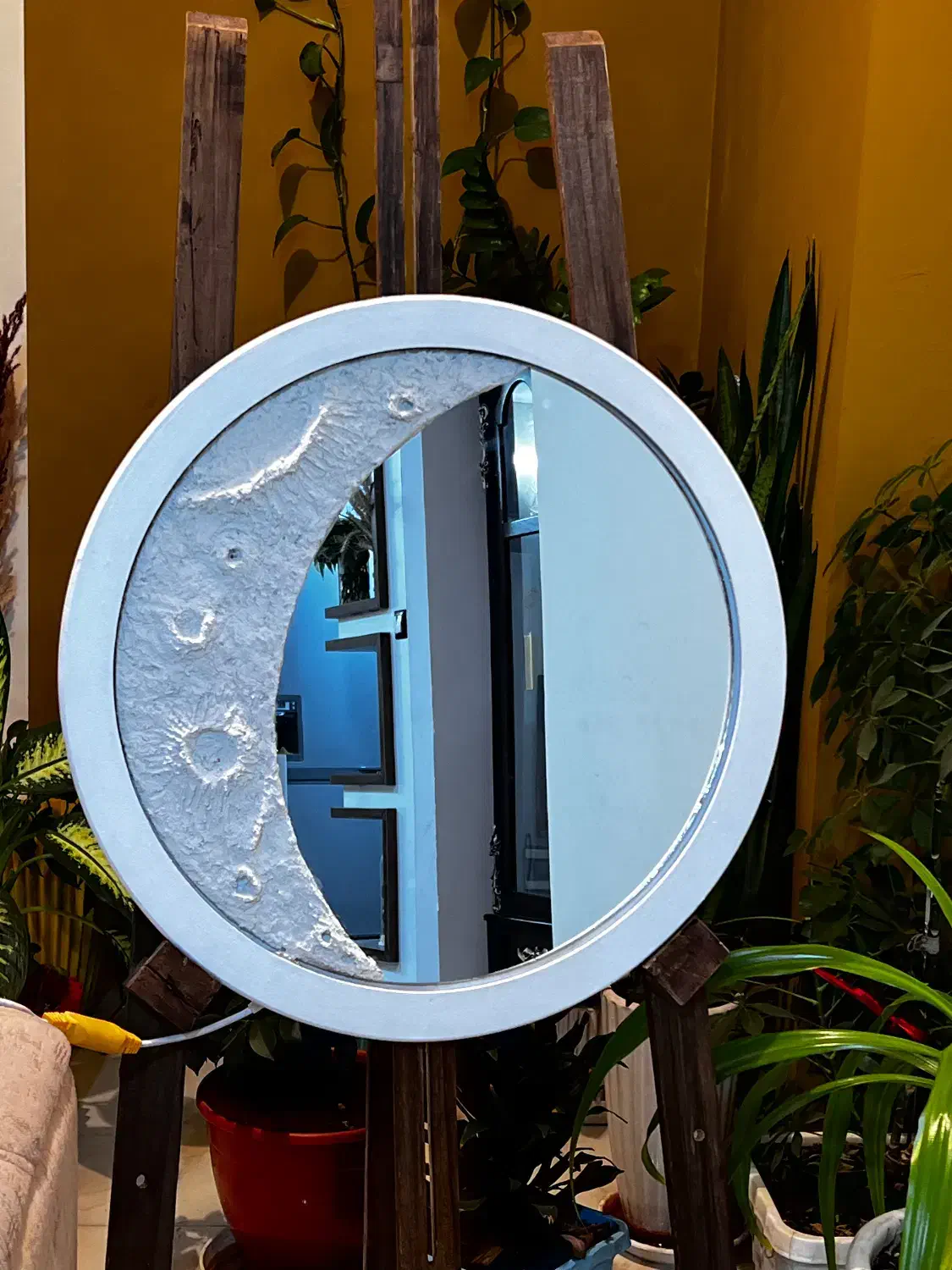 ماه و آینه|آینه|شیراز, دشت چنار|دیوار