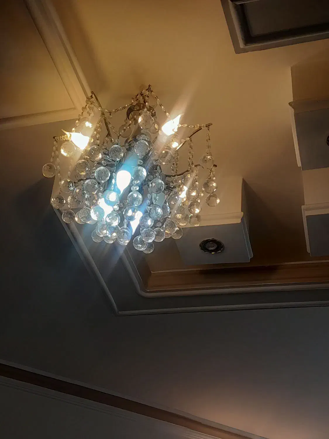 لوستر|لوستر و چراغ آویز|مشهد, فرهنگ|دیوار