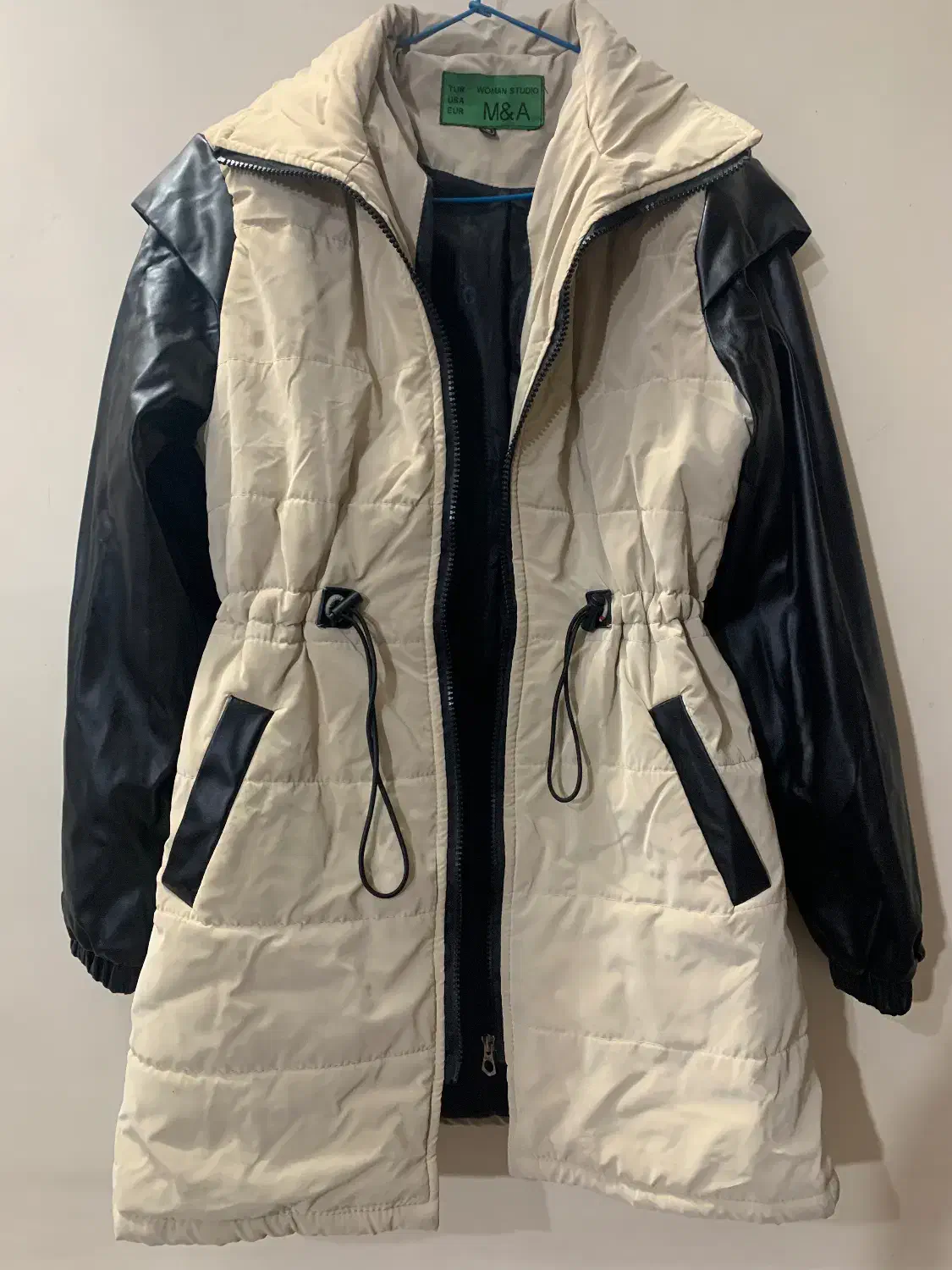 کاپشن|لباس|تربتحیدریه, حسنی بالا|دیوار