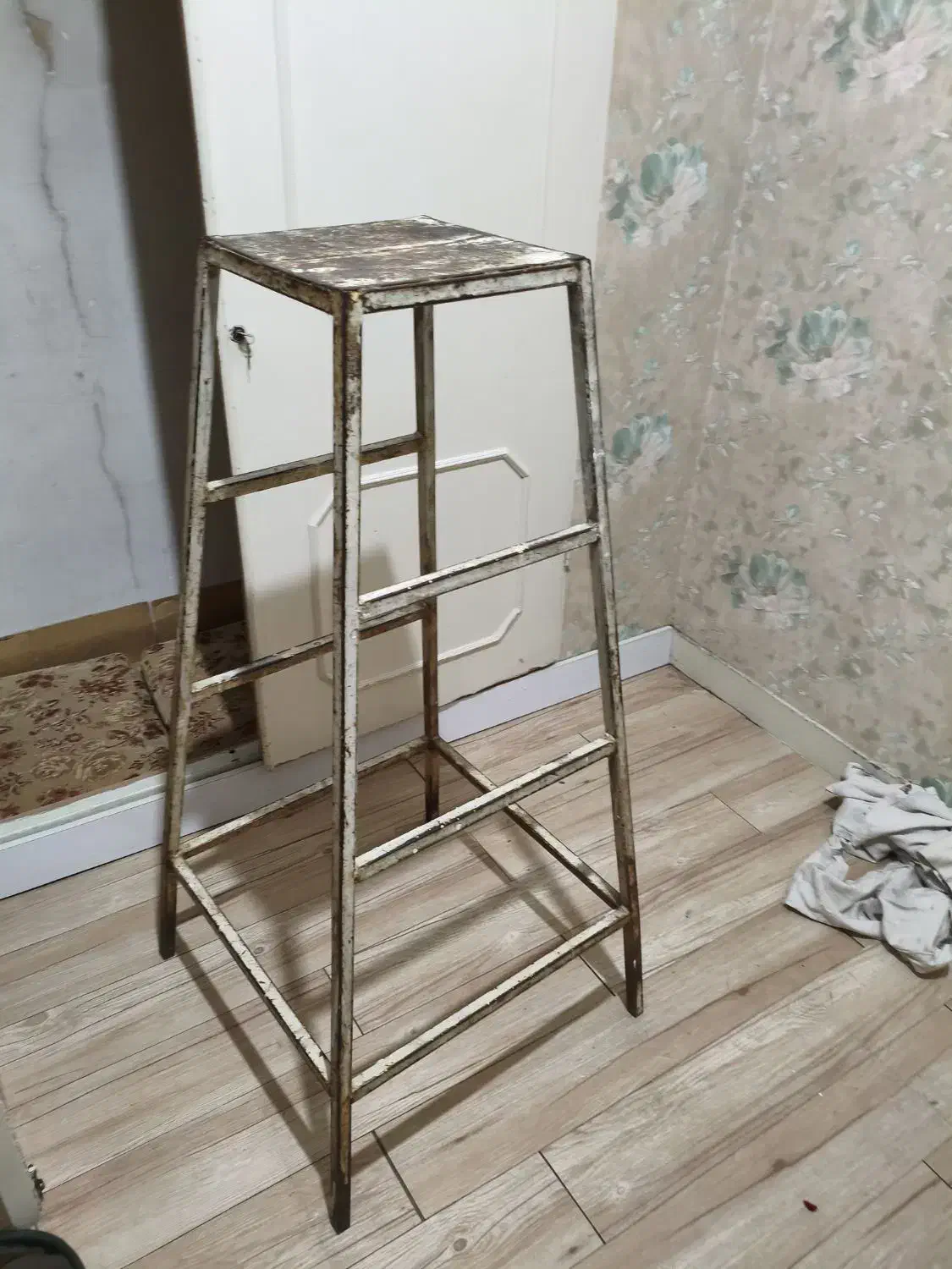 چهار پایه اهنی محکم|صندلی و نیمکت|شهریار, کهنز|دیوار