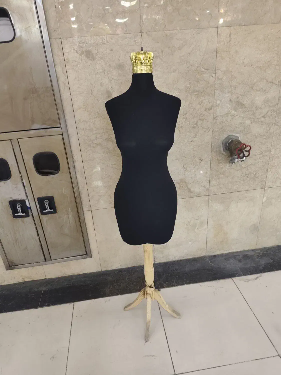مانکن دبه ی با پایه طلایی|فروشگاه و مغازه|قم, ارم|دیوار
