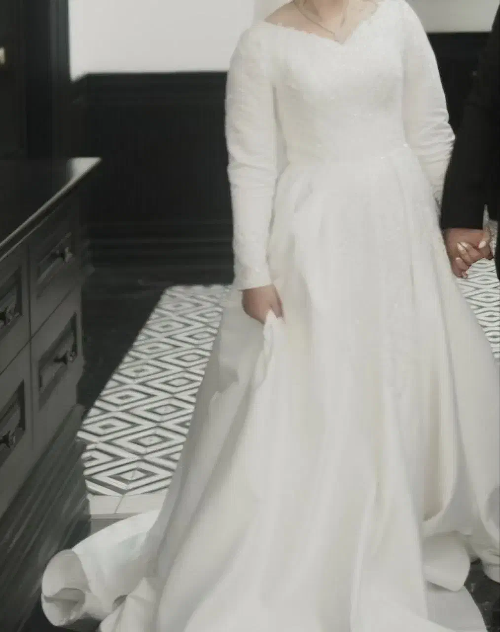 لباس عروس مزون دوز|لباس|اندیشه, اندیشه فاز ۴|دیوار