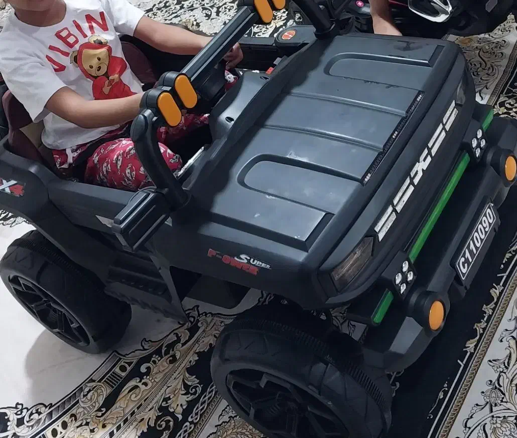 یک عدد ماشین شارژری کنترل دار و چهار موتوره|اسباببازی بچه|نرماشیر, |دیوار