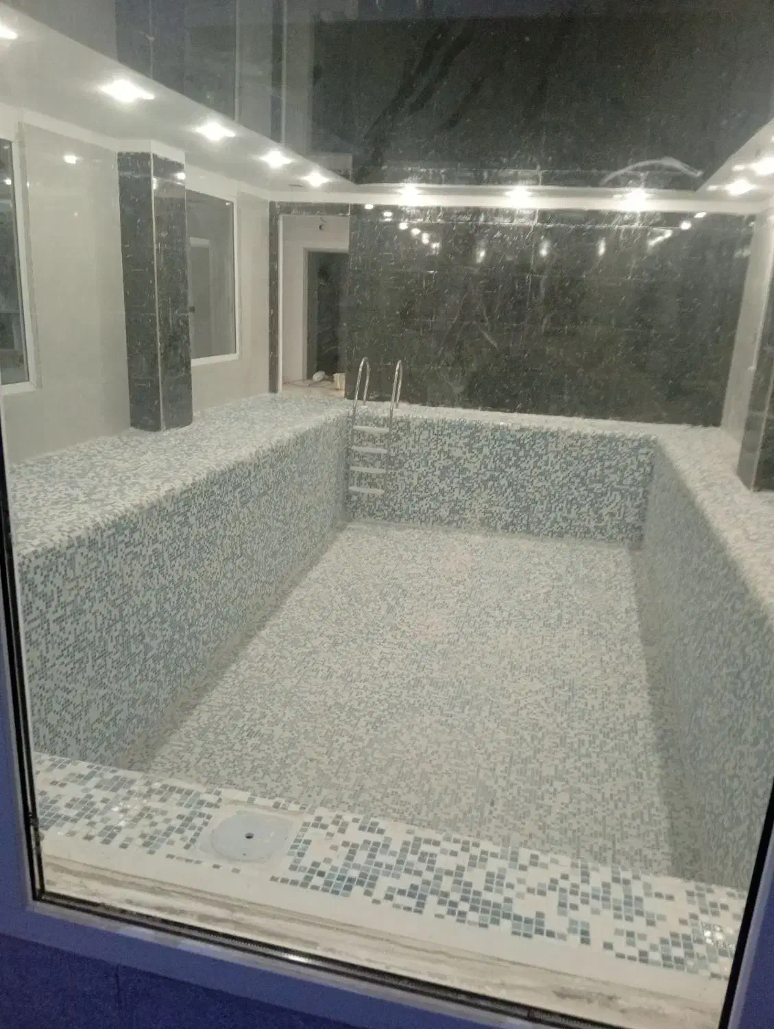 ساخت استخر ویلا سرامیک کاری جکوزی سازنده پیمانکار|خدمات پیشه و مهارت|آبیک, |دیوار