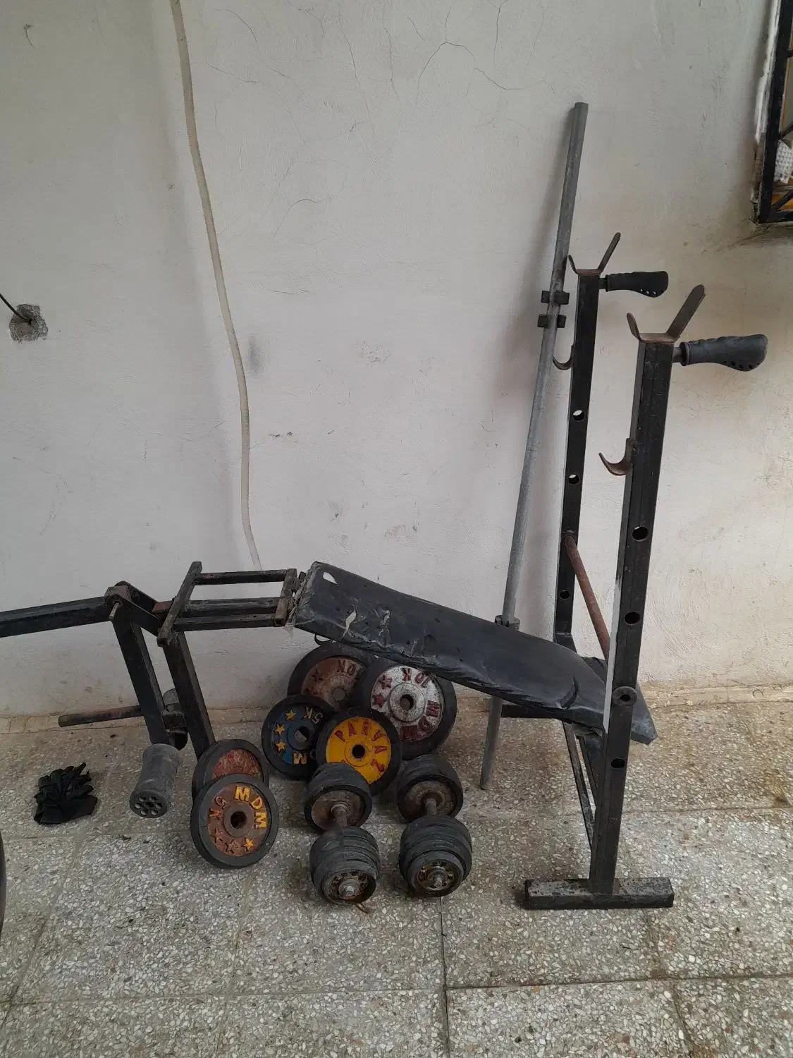 دو عدد دمبل وتعدادی وزنه هالتر.|تجهیزات ورزشی|علیآباد کتول, |دیوار