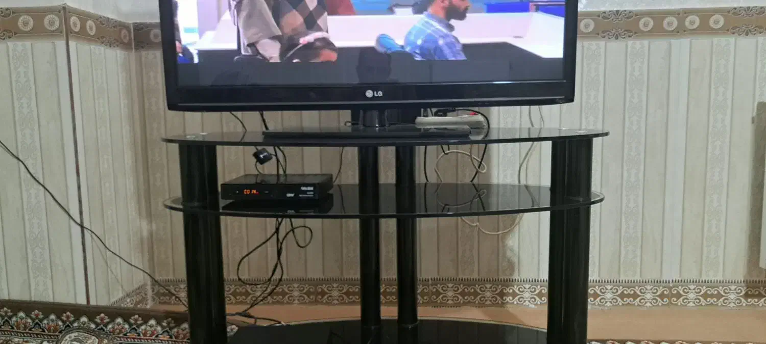 تلویزیون ۴۲ اینج ال جی و میز تلویزیون|تلویزیون و پروژکتور|زنجان, |دیوار
