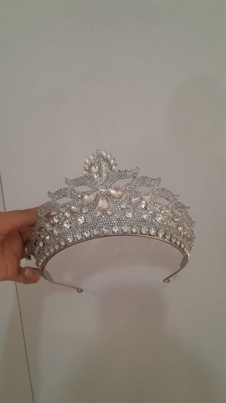 تعدادی باکس شیشه ای و تاج ب فروش میرسد|صنایع دستی و سایر لوازم تزئینی|ورزنه, |دیوار