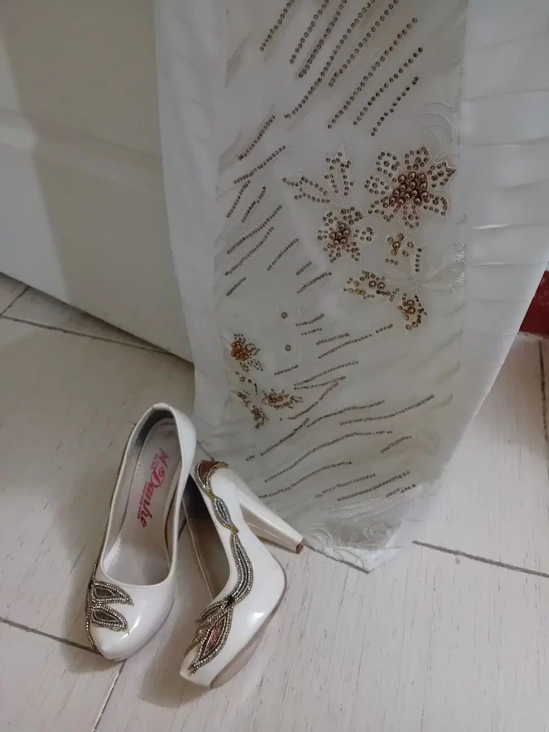 پیراهن مجلسی و کفش|لباس|قم, بنیاد|دیوار