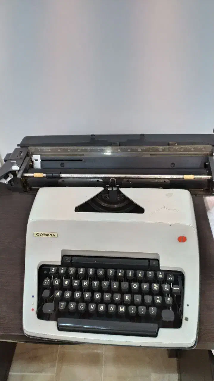 ماشین تایپ|کلکسیون اشیاء عتیقه|قم, آزادگان|دیوار