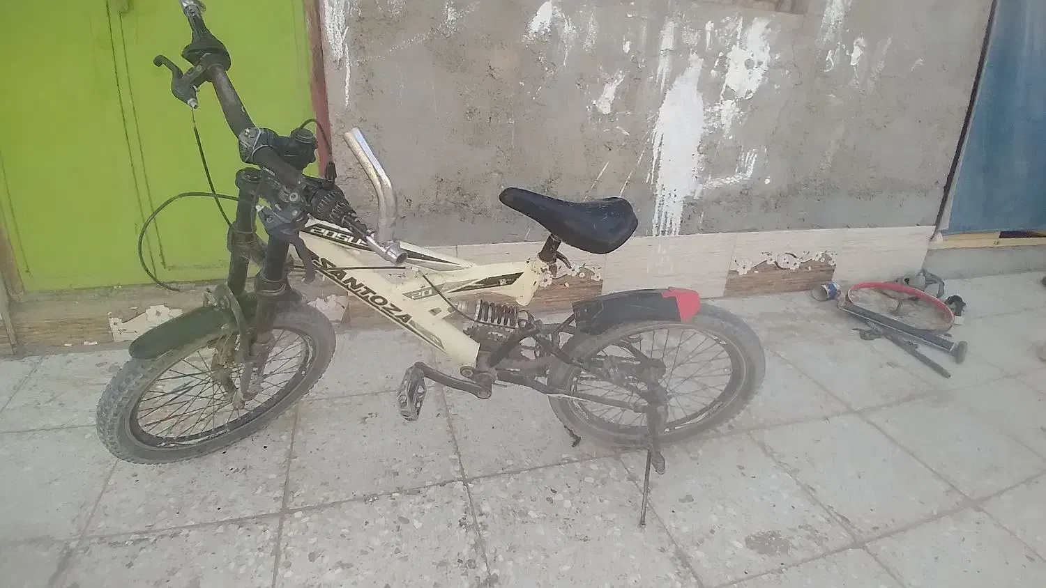 دوچرخه|دوچرخه، اسکیت، اسکوتر|زهک, |دیوار