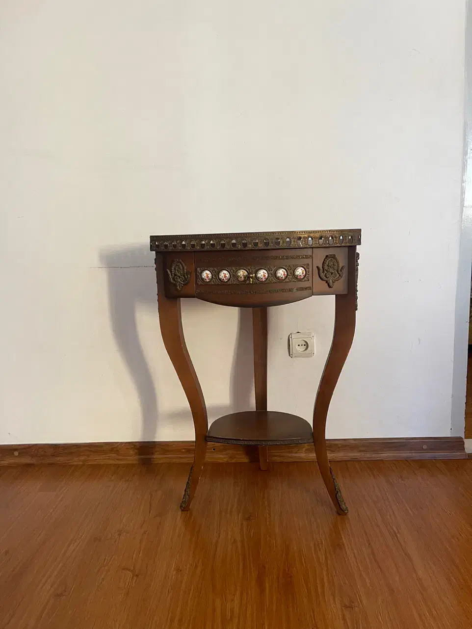 میز عکس|مبلمان خانگی و میز عسلی|بندر انزلی, گلسرخ|دیوار