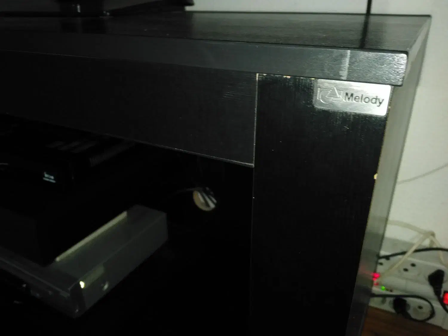 یک عدد میز تلویزیون تمیز شیک و بدون زدگی|میز تلویزیون|اندیشه, اندیشه فاز ۲|دیوار