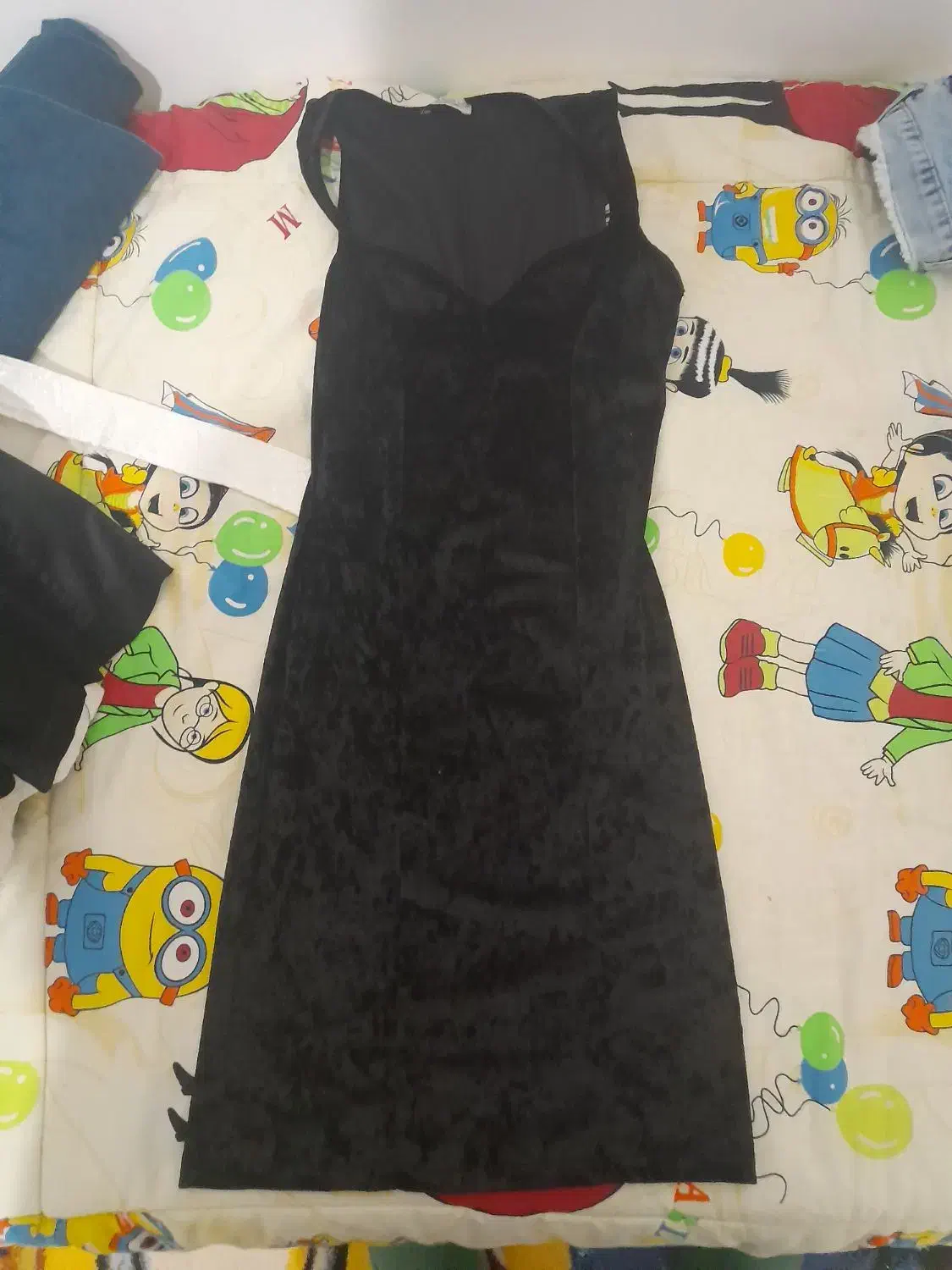 تعدادی لباس|لباس|پرند, فاز ۶|دیوار