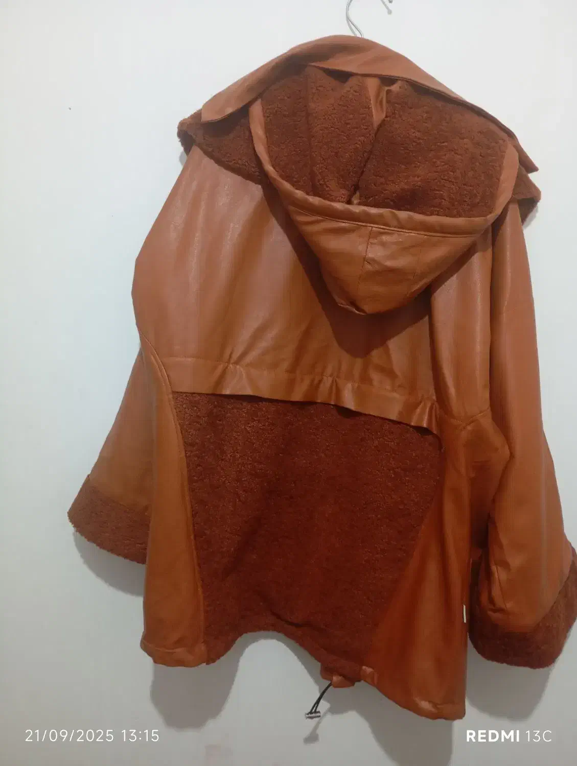 پالتو چرم|لباس|خوی, |دیوار