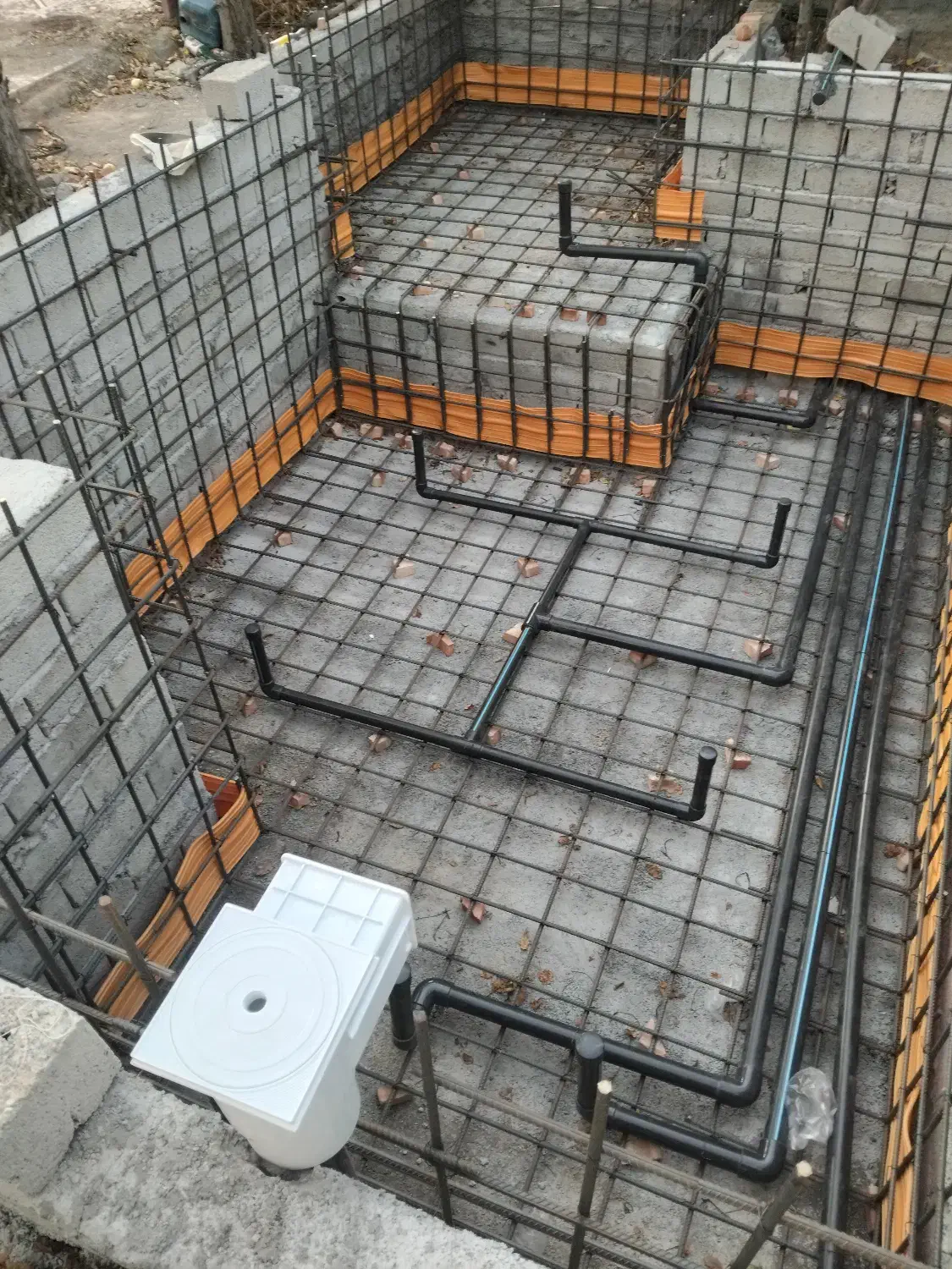 ساخت بتن استخر متری یک‌ونیم با چک|خدمات پیشه و مهارت|رشت, کوی امام رضا|دیوار