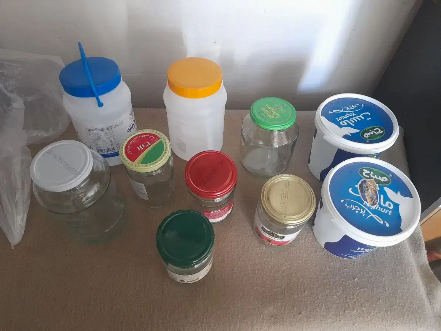 مقداری ظروف شیشه ای و پلاستیکی|ظروف نگهدارنده، پلاستیکی، یک‌بارمصرف|تربت‌حیدریه, مظفریه|دیوار