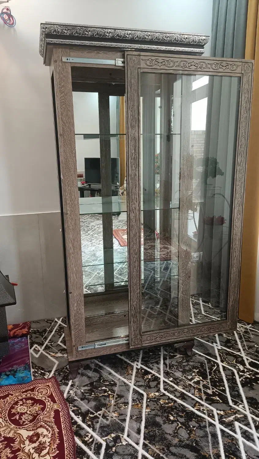 ویترین تازه نو چوبی در ریلی|بوفه، ویترین، کنسول|ابریشم, |دیوار