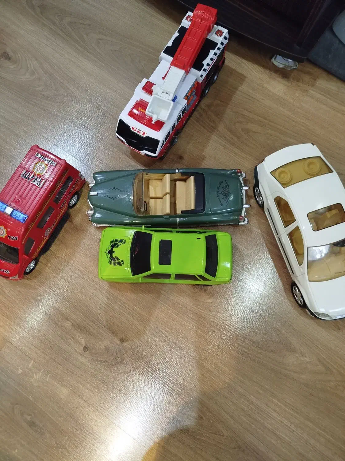 تعدادی اسباب بازی ماشین در حدنو|اسباب‌بازی بچه|تهران, ایرانشهر|دیوار