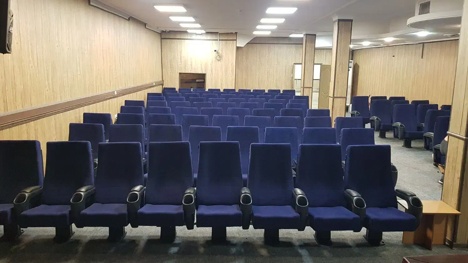 اجاره سالن آمفی تئاتر|اجارهٔ کوتاهمدت دفتر کار و فضای آموزشی|تهران, جمالزاده|دیوار