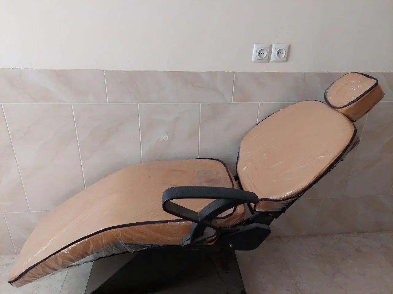 فروش 4 صندلی و 1 تخت آرایشگاهی در حد نو  سیرجان|آرایشگاه و سالن‌های زیبایی|سیرجان, |دیوار