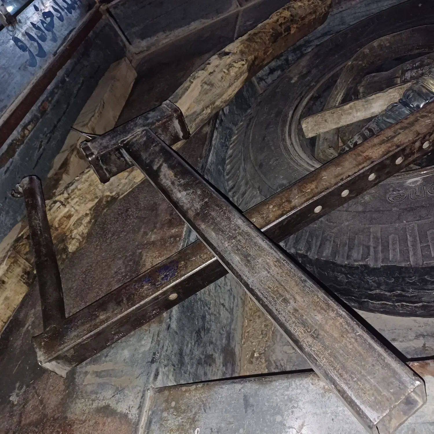 گمشده|اشیا|یاسوج, |دیوار