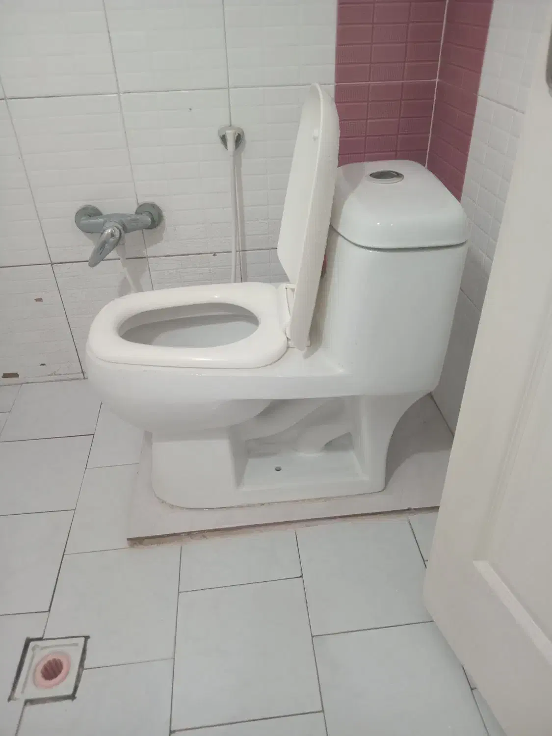 توالت فرنگی سالم تمیز|لوازم سرویس بهداشتی|ری, علایین|دیوار