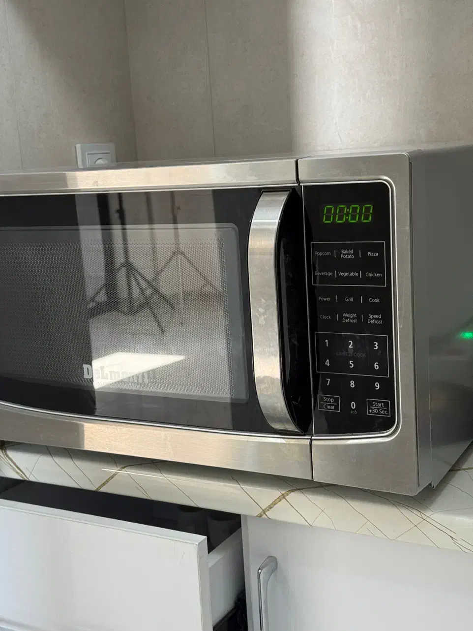 مایکروویو دلمونتی در حد نو|اجاق گاز و لوازم برقی پخت‌وپز|نجف‌آباد, شریعتی غربی|دیوار