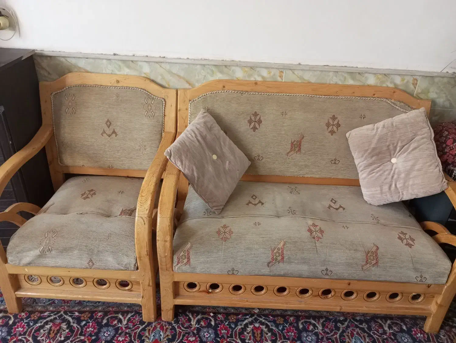 مبل چوبی سالم کم جا|مبلمان خانگی و میز عسلی|نیشابور, دربقاضی|دیوار