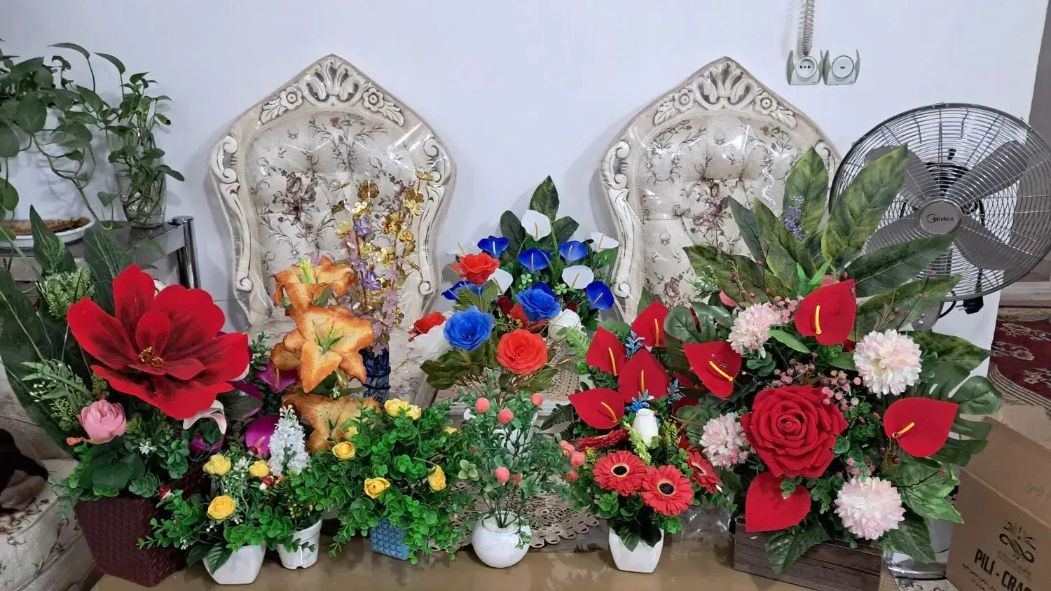 تعدادی گل مصنوعی دکوری گلدان شیک زیبا|گل مصنوعی|مشهد, انقلاب|دیوار