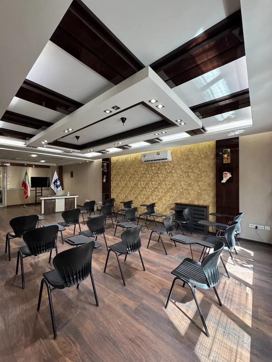 اجاره کلاس و دفتر جلسات اشتراکی و برگزاری وبینار|اجارهٔ کوتاهمدت دفتر کار و فضای آموزشی|تهران, میرداماد|دیوار