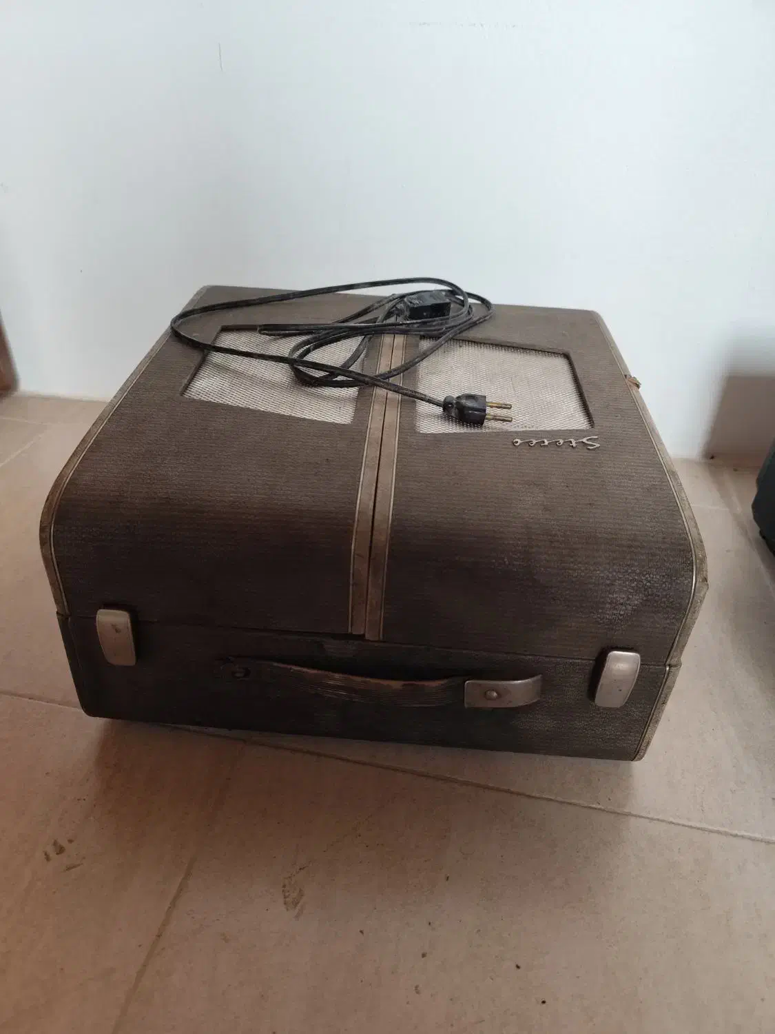 گرامافون ،تلویزیون،رادیو آنتیک|کلکسیون اشیاء عتیقه|چالوس, |دیوار