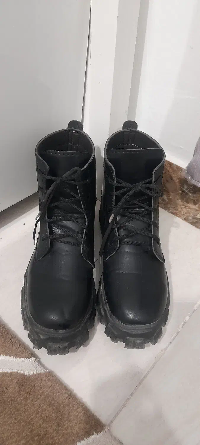 پوتین|کیف، کفش، کمربند|پرند, فاز ۴|دیوار