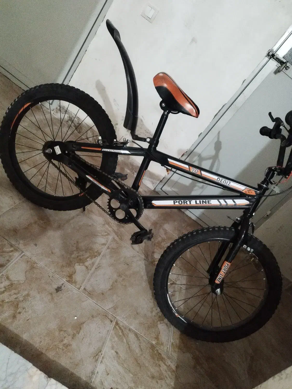 دوچرخه|دوچرخه، اسکیت، اسکوتر|میانه, |دیوار