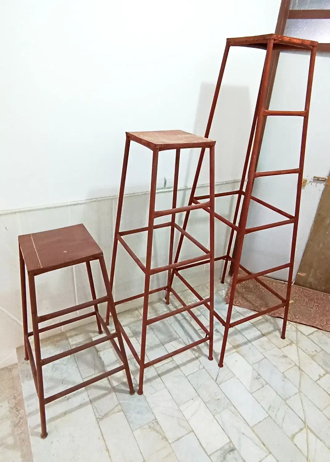 چهارپایه بسیار سبک|صندلی و نیمکت|میبد, |دیوار