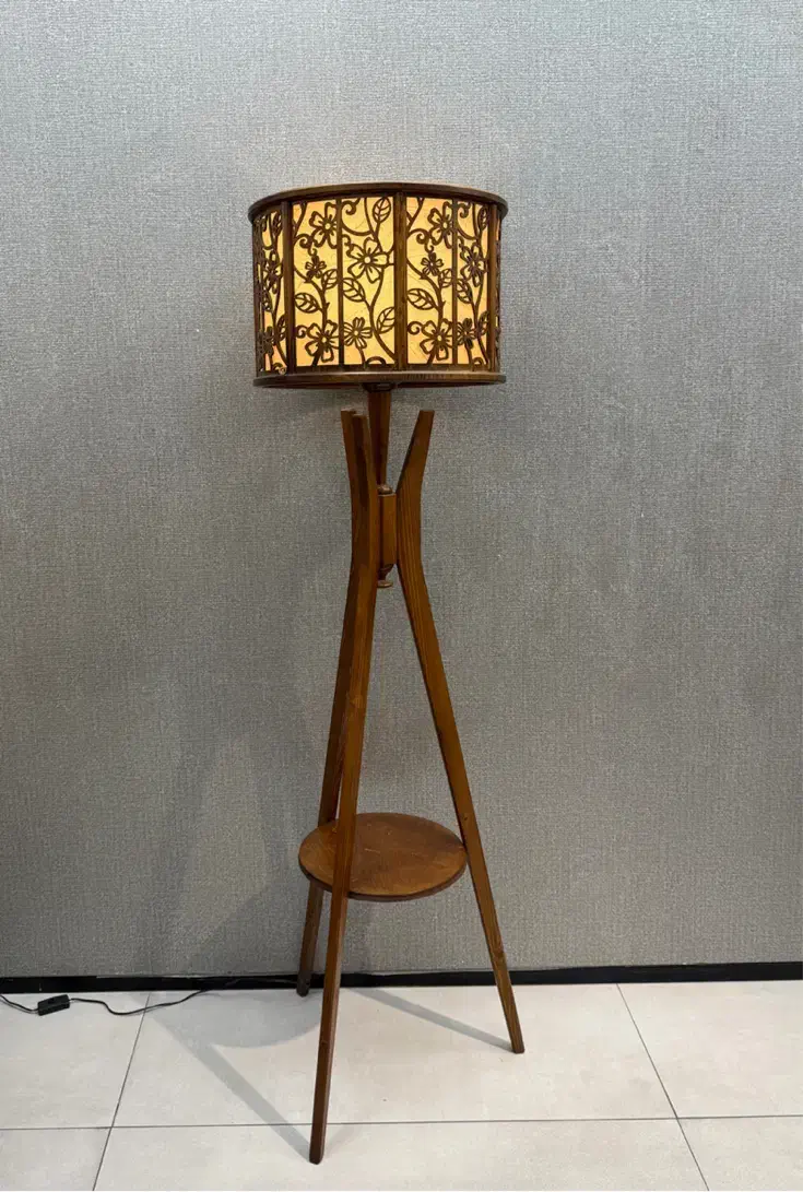 کنارسالنی چوبی|چراغ خواب و آباژور|تهران, شوش (باغ آذری)|دیوار