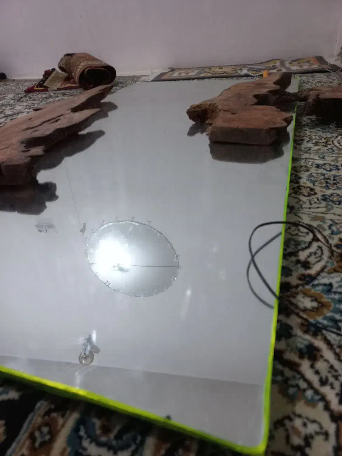 ایینه چوبی با نور مخفی زرد و الوایر|آینه|اصفهان, باغ نگاره|دیوار