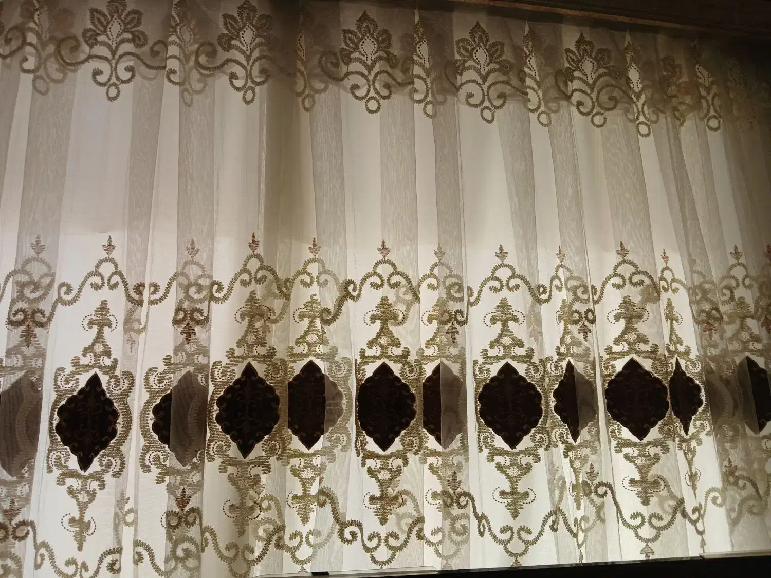 پرده ای تور در حد نو با قیمت مناسب بفروش می رسد.|پرده، رانر، رومیزی|سراب, |دیوار