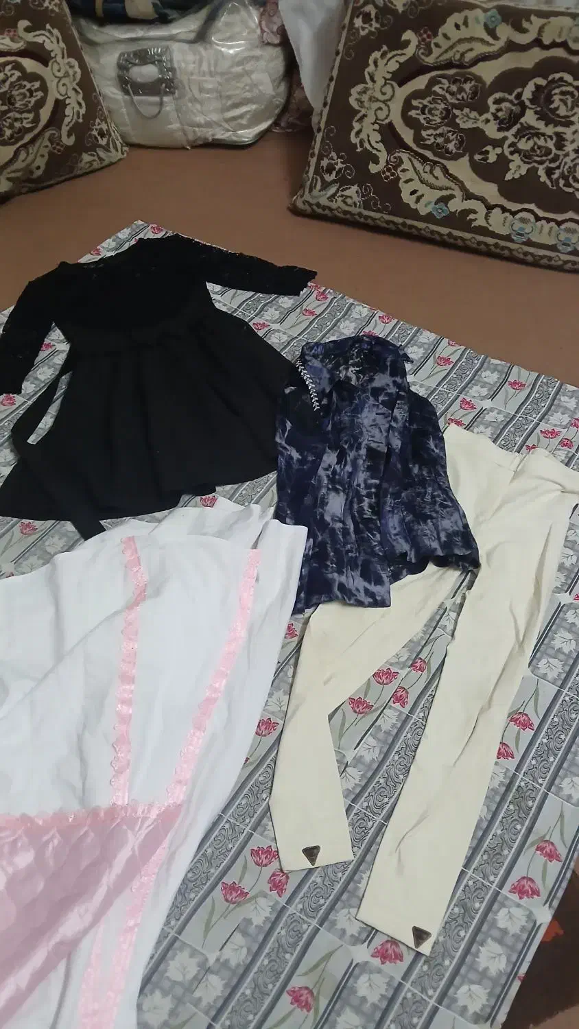 تعدادی لباس و یک جانماز تا شو وکیفی وچادر نماز|لباس|مشهد, طبرسی شمالی|دیوار