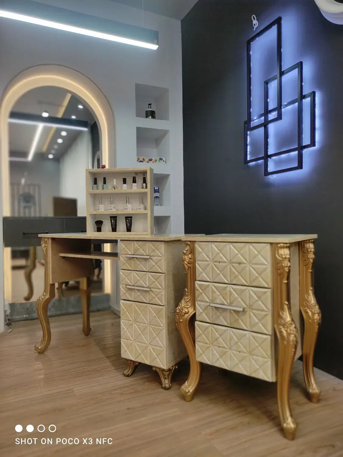 میز مناسب برای لاین ناخن|آرایشگاه و سالنهای زیبایی|بیرجند, |دیوار