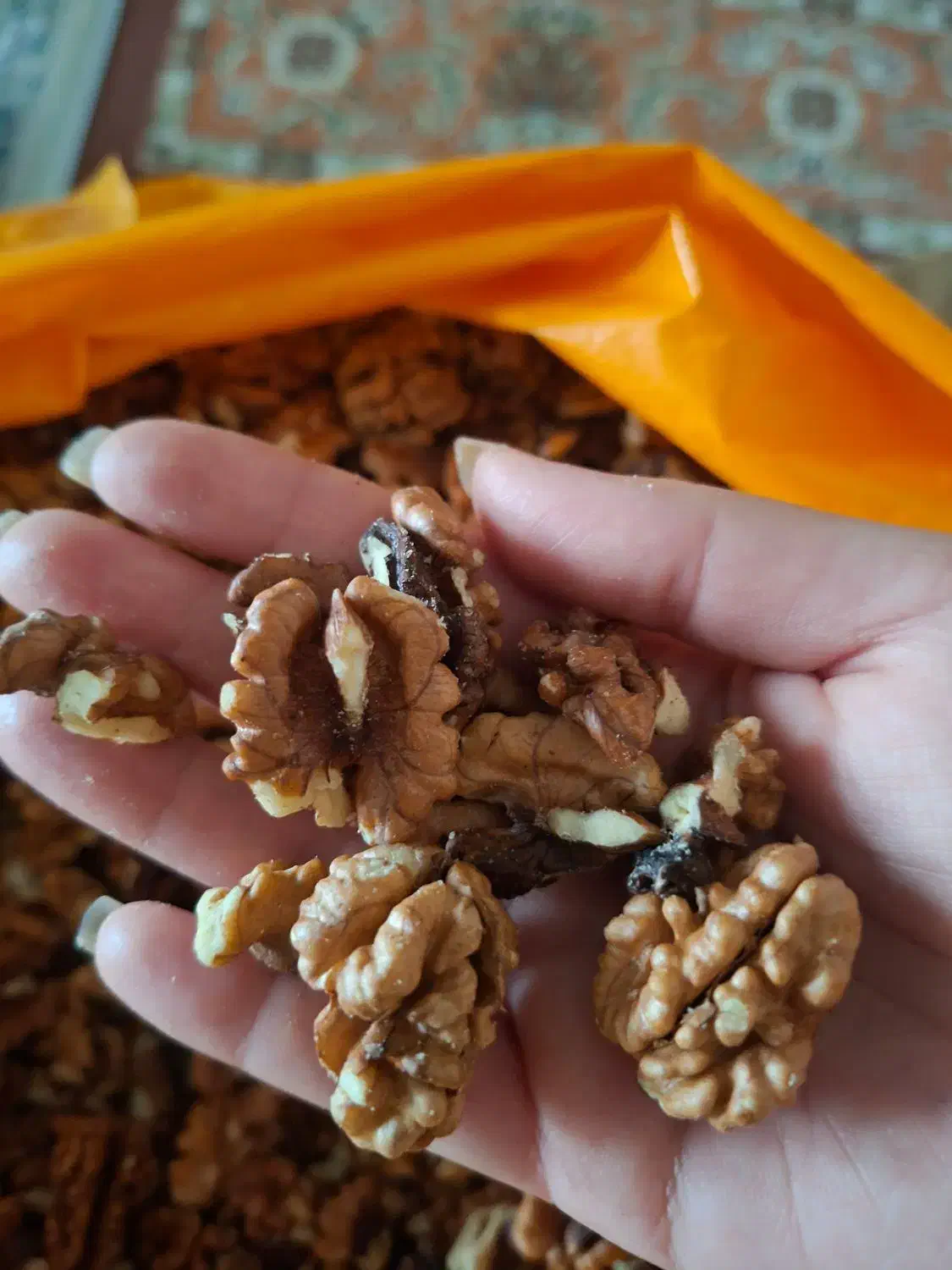 مغز گردو|خوردنی و آشامیدنی|قم, جهان بینی|دیوار