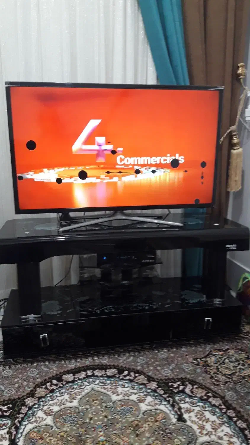 فروش تلویزیون 42 اینچ با میز شیشه ای|تلویزیون و پروژکتور|نقده, |دیوار