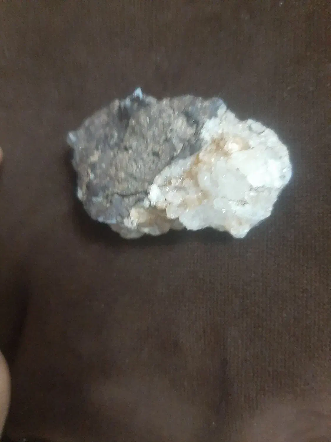 سنگ کوارتز|کلکسیون اشیاء عتیقه|رباط‌کریم, رباط‌کریم|دیوار